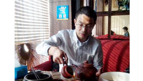 高川--湖南农大动物营养硕士
现任：饲料技术经理，，，，，进入资源大家庭，，，，，得到很多老师的帮助，，，，，也更加清楚了自己的位置和方向。。。。。以前人生的种种经历，，，，，在此时才发现它的价值。。。。。